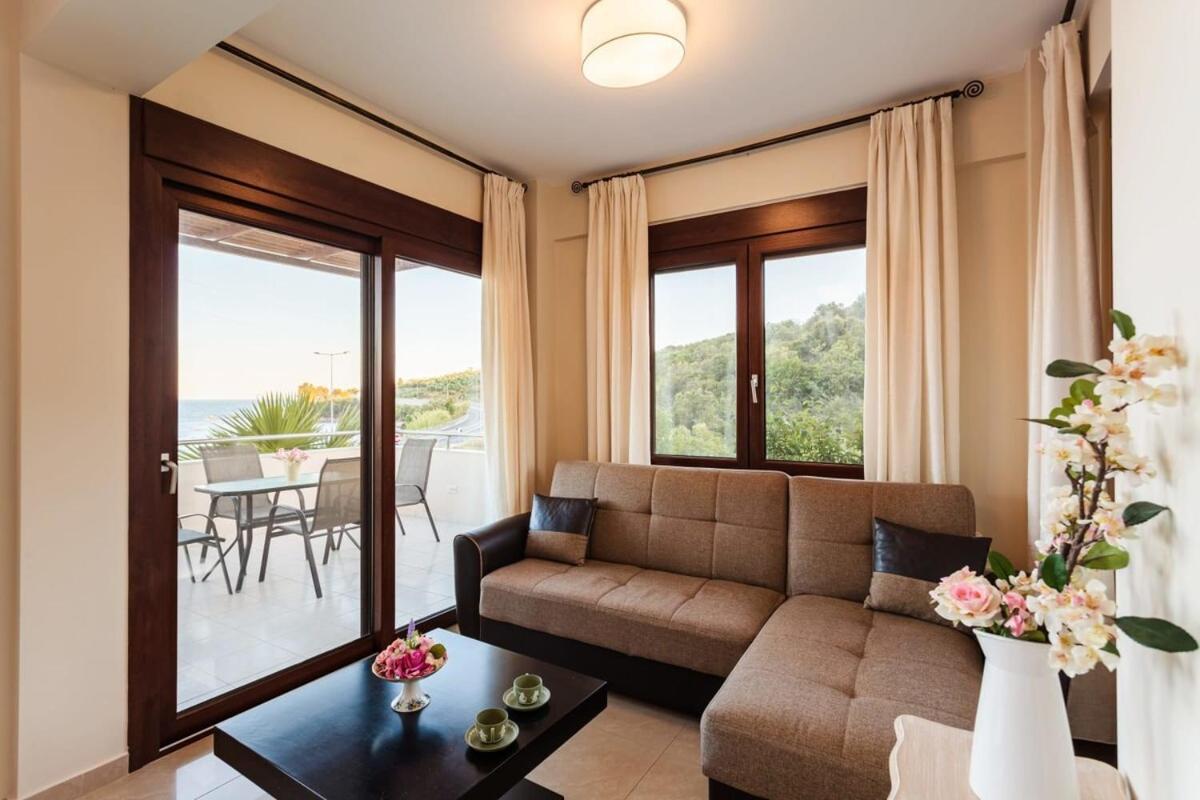 Villa Armonia - Beachfront Majestic Retreat Petalídhion Eksteriør bilde